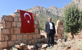 PKK'nın katlettiği yakınlarını Türk bayrağı asarak anıyor