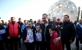 Bakan Kasapoğlu ve milli sporcular 15 Temmuz Şehitler Anıtı&#039;nı ziyaret etti