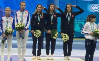 Genç Kızlar Kılıç Milli Takımı, Özbekistan'daki Dünya Kupası'nda altın madalya kazandı