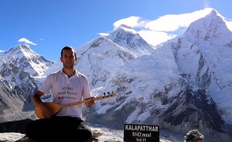 Genç Türk gezgin, Everest&#039;te saz çaldı