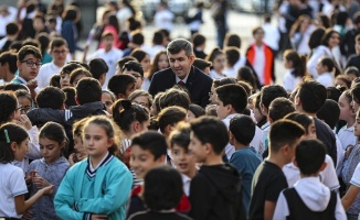 Gözlerini kaybettiği yıllarda eğitim gördüğü okulda öğrencilerinin yoluna ışık tutuyor
