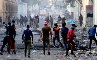 Irak'ın Zikar kentinde protestocular valilik binasını ateşe verdi