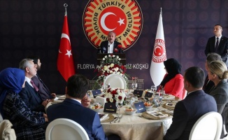 TBMM Başkanı Şentop İstanbul'da öğretmenlerle bir araya geldi
