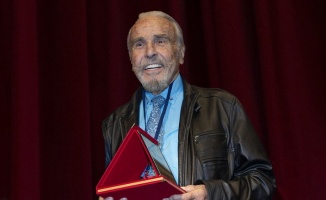 Tiyatro sanatçısı Özdemir Nutku İzmir'de hayatını kaybetti
