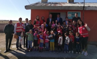 Türk Kızılayın giyecek yardımları çocukları ısıtacak
