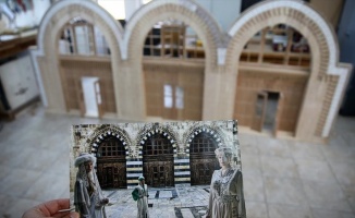 Adana'daki tarihi Ulu Cami'nin girişi ahşaba aktarılıyor