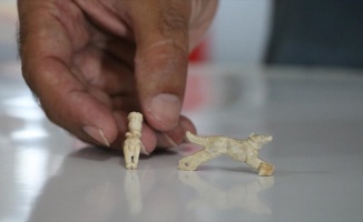 Assos'ta 1600 yıllık insan ve hayvan figürlü iki kolye ucu bulundu