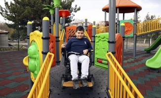 Engelli çocuklara özel 'engelsiz park'ta yüzler gülüyor