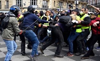 Fransa&#39;da grevler nedeniyle rekor uzunlukta araç kuyruğu oluştu