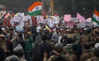 Hindistan&#039;da Müslüman göçmenlerin aleyhine değiştirilen yasaya karşı gösteriler sürüyor