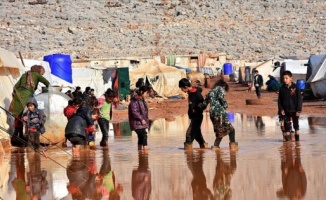 İdlib&#039;de su ve çamur altında kalan kamp, yardım bekliyor