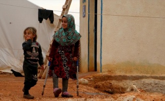 Türkiye&#039;de protez bacaklarına kavuşan Suriyeli Maya, okuluna yürüyerek gidiyor