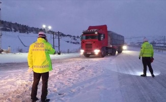 Bolu-Zonguldak kara yolu kar yağışı nedeniyle tır geçişine kapatıldı