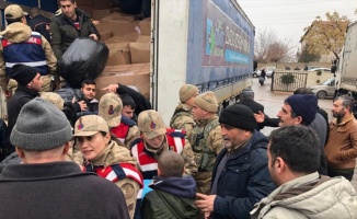 Doğu ve Güneydoğu Anadolu'da görevli jandarma özel harekat görevlileri depremzedeleri yalnız bırakmadı