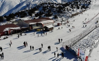 Erzincan Ergan Dağı Kayak Merkezi&#039;nde hafta sonu yoğunluğu