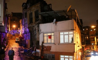 İstanbul&#039;da metruk binanın bir bölümü bitişiğindeki binanın üzerine çöktü