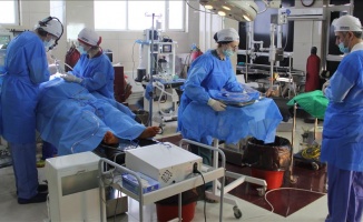 Türk doktorlardan Afganistan&#039;da 100 hastaya kulak burun boğaz ameliyatı