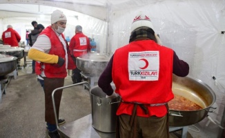 Türk Kızılayı, depremzedelere 68 noktada gıda dağıtıyor