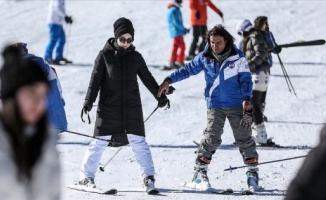 Uludağ&#039;da 2 saatlik eğitimle kayak yapmanın keyfine varıyorlar