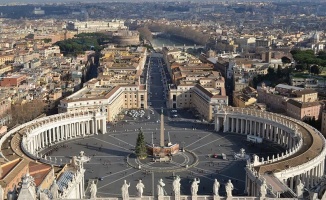 Vatikan dışişlerinin iki numarasına bir kadın atandı