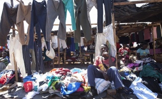 Zimbabveli seyyar satıcılar, ikinci el kıyafetlerden her gün yüzlerce dolar kazanıyor