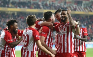 Antalyaspor evindeki 7 maçlık galibiyet hasretini sonlandırdı