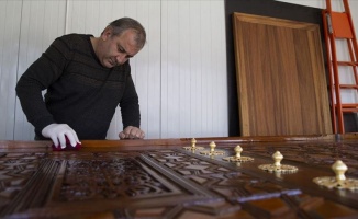 Asırlık kapıların ömrünü özel ekip uzatıyor
