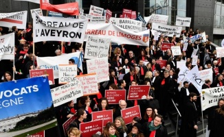 Fransa&#039;da avukatlardan emeklilik reformu protestosu