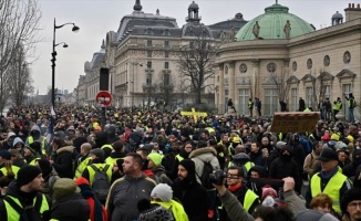 Fransa'da sarı yeleklilerin gösterileri devam ediyor