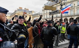 Fransa&#039;da sarı yeleklilerin gösterilerinde 32 kişi gözaltına alındı