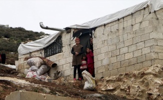 İdlib'deki evsizler çadırlarını nefesleriyle ısıtıyor