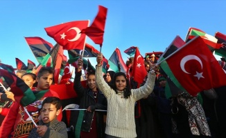 Libyalılar devrimin 9'uncu yılını Türk bayraklarıyla kutladı