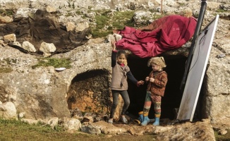 Mağaraya sığınan İdlibli aile sırtlanlara karşı nöbet tutuyor