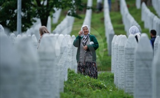 Srebrenitsa&#039;nın yalnız anneleri, eski fotoğraflarla avunup sevdiklerine yeniden kavuşmayı bekliyor