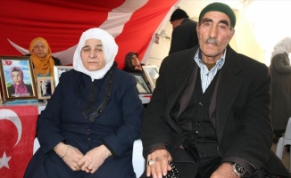 Terörün pençesinden oğullarını kurtaran aile sevinçlerini Diyarbakır anneleriyle paylaştı