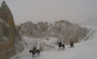 Turistler karla kaplı Kapadokya'yı at sırtında ve arazi araçlarıyla keşfediyor