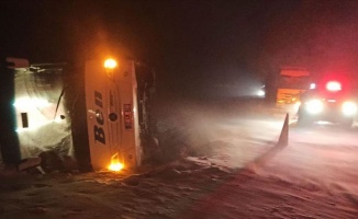 Afyonkarahisar&#039;da yolcu otobüsü devrildi: 20 yaralı