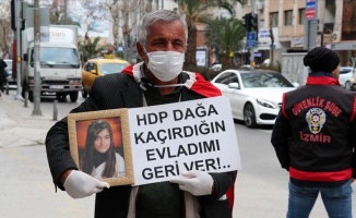 Kızı dağa kaçırılan baba evlat nöbetini İzmir&#039;de sürdürüyor
