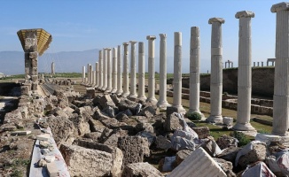 Laodikya Antik Kenti'nde 1750 yıllık freskli travertenler ayağa kaldırıldı