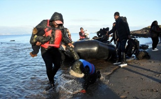Yunan güvenlik güçleri düzensiz göçmen botlarını zorla geri döndürdü