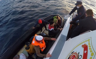 Yunan kara sularında geri itilen düzensiz göçmenleri Türk sahil güvenliği kurtardı