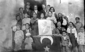 Kırımlı Sel ailesinin Türkiye&#039;ye göç ederken Türk Bayrağı ve Atatürk sevgisi tarihi fotoğrafta