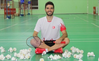 Tarihe geçmeyi hedefleyen milli badmintoncu, çalışmalarını terasta sürdürüyor