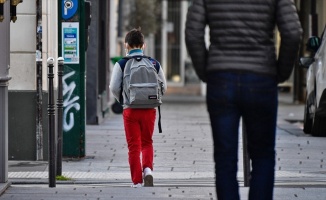 Fransa'da okullar açıldıktan sonra 70 öğrencide Kovid-19 vakası tespit edildi