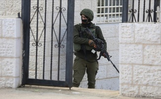 İsrail g&uuml;&ccedil;leri Kud&uuml;s&rsquo;te biri gazeteci 4 Filistinliyi g&ouml;zaltına aldı