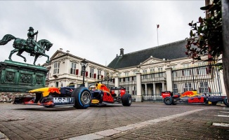 Red Bull Racing takımı Hollanda’da caddelerin tozunu attı
