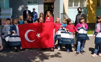Türk Başkonsolos Erikan, Rusya&#039;da çocukları baklava-börek ve hediyelerle sevindirdi