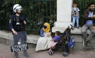 Yunanistan'da mülteciler konaklama yardımı için oturma eylemi yaptı