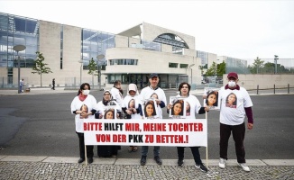 Almanya’da kızı PKK tarafından kaçırılan anneden Başbakanlık önünde pankartlı eylem