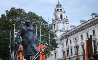 Londra'da eski Başbakan Churchill'in heykelinin koruması kaldırıldı